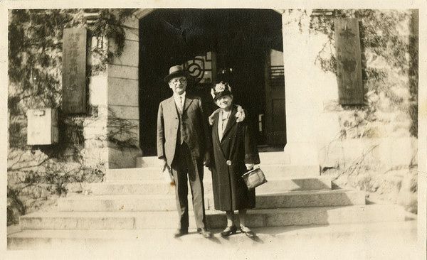 1935년, 연희전문학교 본관이었던 스팀슨관 앞에 서 있는 올리버 알 에비슨 박사 부부의 모습. 연세춘추