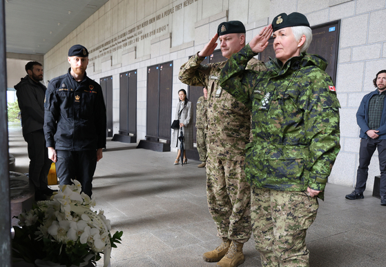 제니 캐리냥 캐나다 국방참모총장이 지난해 4월 5일 서울 용산구 전쟁기념관 캐나다군 전사자명비에서 경례를 하고 있다. 뉴스1