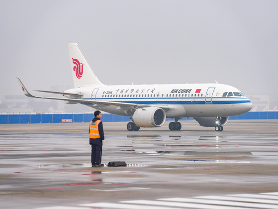 에어차이나 CA4182편이 지난해 12월 31일(현지시간) 중국 쓰촨성 청두 국제공항에 도착해 있다. 신화=연합뉴스