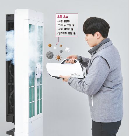 에어컨 세척 후 위생케어를 진행 하는 케어 솔루션 매니저.