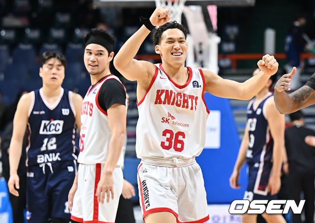 [OSEN=부산, 이석우 기자] 25일 부산 사직체육관에서 2025-2026 LG전자 프로농구 부산 KCC와 서울 SK의 경기가 열렸다.부상자 복귀에도 완전한 경기력을 회복하지 못한 KCC와 강행군 속 주전 안영준까지 이탈한 SK가 정상 전력이 아닌 상태로 맞대결을 펼쳤다.서울 SK 에디 다니엘이 102-72로 대승을 거두고 기뻐하고 있다. 2026.01.25 / foto0307@osen.co.kr