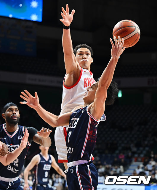 [OSEN=부산, 이석우 기자] 25일 부산 사직체육관에서 2025-2026 LG전자 프로농구 부산 KCC와 서울 SK의 경기가 열렸다.부상자 복귀에도 완전한 경기력을 회복하지 못한 KCC와 강행군 속 주전 안영준까지 이탈한 SK가 정상 전력이 아닌 상태로 맞대결을 펼친다.서울 SK 에디 다니엘이 부산 KCC 허훈의 골밑슛을 막아내고 있다. 2026.01.25 / foto0307@osen.co.kr