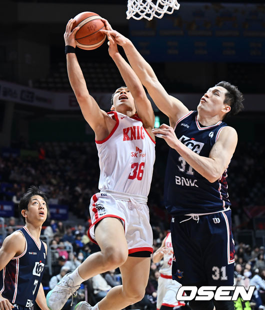 [OSEN=부산, 이석우 기자] 25일 부산 사직체육관에서 2025-2026 LG전자 프로농구 부산 KCC와 서울 SK의 경기가 열렸다.부상자 복귀에도 완전한 경기력을 회복하지 못한 KCC와 강행군 속 주전 안영준까지 이탈한 SK가 정상 전력이 아닌 상태로 맞대결을 펼친다.서울 SK 에디 다니엘이 부산 KCC 장재석의 마크를 피해 골밑슛을 시도하고 있다. 2026.01.25 / foto0307@osen.co.kr