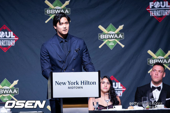 [사진] LA 다저스 오타니 쇼헤이가 BBWAA 시상식에서 수상 연설을 하고 있다. ⓒGettyimages(무단전재 및 재배포 금지)