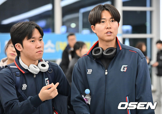 [OSEN=부산, 이석우 기자] 롯데 자이언츠 선수단이 25일 김해공항을 통해 전지훈련지인 대만 타이난으로 출국했다.김태형 감독 등코치진과 투수20명,포수5명,내야수9명,외야수7명 등 총41명의 선수단이 1월 20일까지 1차 캠프에서 체력 강화와 기술 훈련을 치른 뒤 21일부터 3월 5일까지 일본 미야자키로 옮겨 2차 캠프에서 구춘리그에 참가해 실전 감각을 점검한다. 롯데 자이언츠 쿄야마가 출국을 하고 있다. 2026.01.25 / foto0307@osen.co.kr