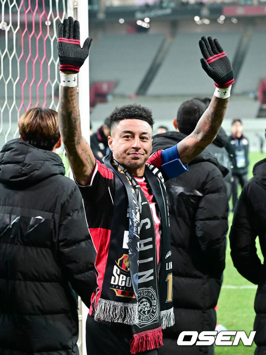 [OSEN=서월월드컵경기장, 박준형 기자] 제시 린가드(33, 서울)의 라스트 댄스는 무승부로 끝났다.FC서울은 10일 오후 서울월드컵경기장에서 2025~2026시즌 아시아축구연맹(AFC) 챔피언스리그 엘리트(ACLE) 리그 스테이지에서 린가드의 선제골이 터졌지만 지키지 못하고 멜버른 시티와 1-1로 비겼다.서울(2승3무1패, 승점 9)은 5위로 밀렸다. 멜버른 스티(3승1무2패, 승점 10점)는 4위다.경기종료 후 FC서울 린가드 고별행사에서 린가드가 팬들에게 인사를 하고 있다.  2025.12.10 / soul1014@osen.co.kr