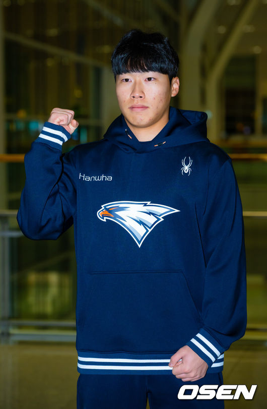 [OSEN=인천공항, 민경훈 기자] 프로야구 한화 이글스가 2026 시즌을 준비하기 위해 23일 오전 인천공항을 통해 호주 멜버른으로 1차 스프링캠프를 떠났다.김경문 감독이 이끄는 한화 선수단은 코치진 17명, 선수 46명을 합해 63명으로 1차 스프링캠프 명단을 꾸렸다.한화 최유빈이 출국을 앞두고 포즈를 취하고 있다. 2026.01.23 / rumi@osen.co.kr