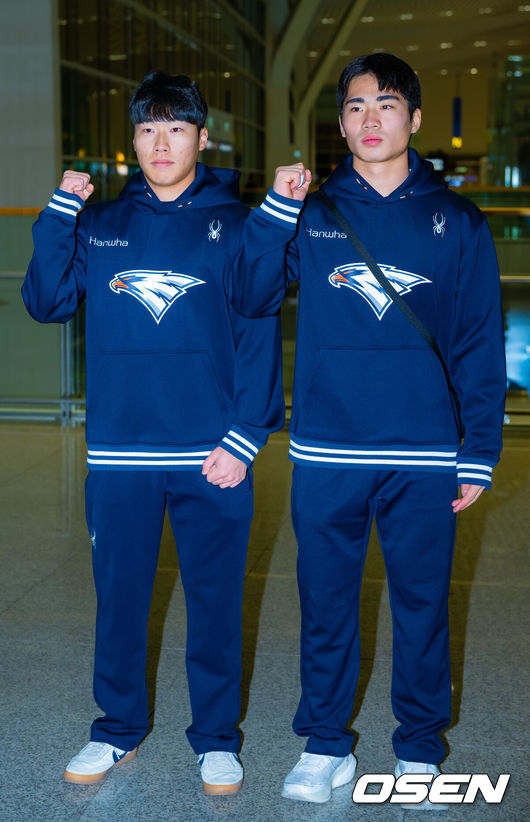 [OSEN=인천공항, 민경훈 기자] 프로야구 한화 이글스가 2026 시즌을 준비하기 위해 23일 오전 인천공항을 통해 호주 멜버른으로 1차 스프링캠프를 떠났다.김경문 감독이 이끄는 한화 선수단은 코치진 17명, 선수 46명을 합해 63명으로 1차 스프링캠프 명단을 꾸렸다.한화 최유빈과 오재원이 출국을 앞두고 포즈를 취하고 있다. 2026.01.23 / rumi@osen.co.kr