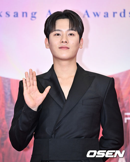 [OSEN=조은정 기자]제 60회 백상예술대상 레드카펫 행사가 7일 서울 강남구 코엑스에서 열렸다.'60회 백상예술대상’에는 지난 1년간 TV·영화·연극 분야에서 활약한 대중문화 예술계 종사자들이 총출동한다. 지난해에 이어 관객과 함께 즐기는 축제의 장이다. 백상만의 품격 있는 시상식으로 관객들의 눈과 귀를 즐겁게 할 예정이다. 올해도 신동엽·수지·박보검이 MC를 맡아 믿고 보는 진행력을 자랑한다.배우 이정하가 레드카펫을 밟고 있다.  2024.05.07 /cej@osen.co.kr