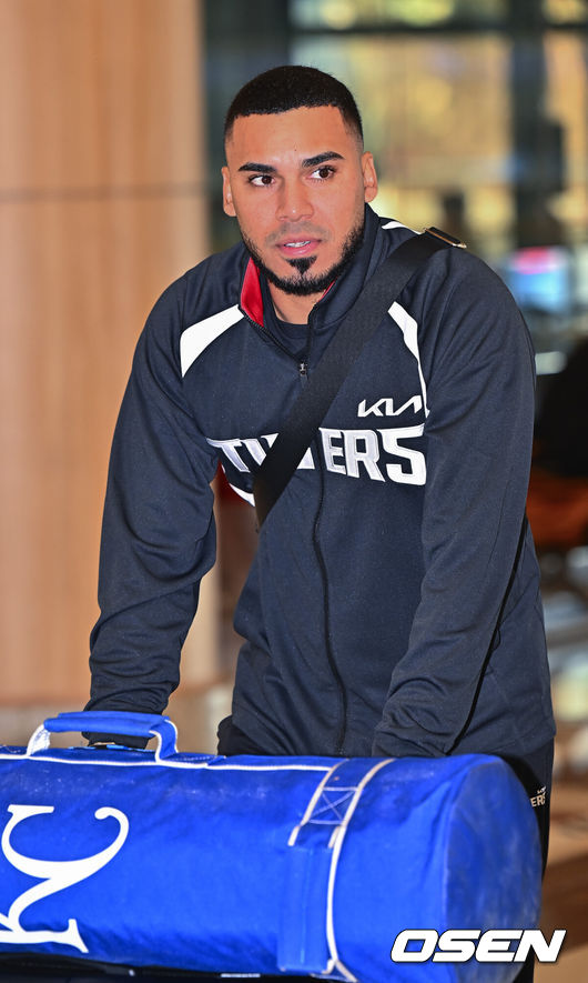 [OSEN=김포공항, 박준형 기자] 2026시즌 스프링캠프 나서는 KIA 코칭스태프와 외국인 선수들이 22일 김포국제공항을 통해 일본 아마미오시마로 출국했다. 지난해 미국 캘리포니아 어바인에서 훈련했던KIA는 일본 가고시마현의 외딴섬인 아마미오시마로 1차 훈련지로 정했다. 심재학 KIA 단장은 “미국에서 훈련해서 원하던 결과를 얻지 못했다”면서 “시차 등을 고려해도 일본이 낫다고 평가했다. 현지 실사를 했을 때 훈련에만 집중하기 딱 좋은 환경이었다”고 밝혔다.KIA 카스트로가 출국장으로 들어서고 있다.       2026.01.22 / soul1014@osen.co.kr