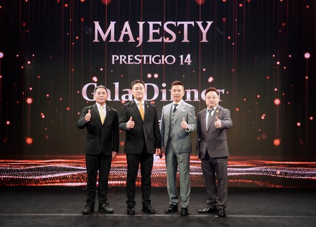 지난21일 마카오에서 열린 프레스티지오14공개 행사. 왼쪽에서 두 번째가 정병호 대표.