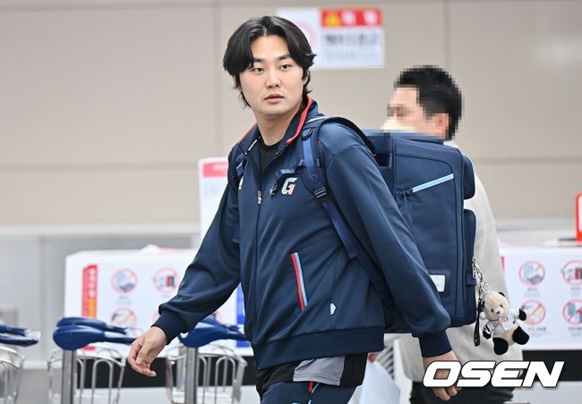 [OSEN=부산, 이석우 기자] 롯데 자이언츠 선수단이 25일 김해공항을 통해 전지훈련지인 대만 타이난으로 출국했다.김태형 감독 등코치진과 투수20명,포수5명,내야수9명,외야수7명 등 총41명의 선수단이 1월 20일까지 1차 캠프에서 체력 강화와 기술 훈련을 치른 뒤 21일부터 3월 5일까지 일본 미야자키로 옮겨 2차 캠프에서 구춘리그에 참가해 실전 감각을 점검한다. 롯데 자이언츠 정철원이 출국하고 있다. 2026.01.25 / foto0307@osen.co.kr