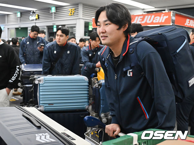 [OSEN=부산, 이석우 기자] 롯데 자이언츠 선수단이 25일 김해공항을 통해 전지훈련지인 대만 타이난으로 출국했다.김태형 감독 등코치진과 투수20명,포수5명,내야수9명,외야수7명 등 총41명의 선수단이 1월 20일까지 1차 캠프에서 체력 강화와 기술 훈련을 치른 뒤 21일부터 3월 5일까지 일본 미야자키로 옮겨 2차 캠프에서 구춘리그에 참가해 실전 감각을 점검한다. 롯데 자이언츠 정철원이 출국하고 있다. 2026.01.25 / foto0307@osen.co.kr