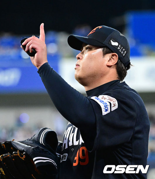 [OSEN=대구, 최규한 기자] 21일 대구 삼성라이온즈파크에서 ‘2025 신한 SOL Bank KBO리그’ 포스트시즌 플레이오프 3차전 삼성 라이온즈와 한화 이글스의 경기가 열렸다.홈팀 삼성은 아리엘 후라도, 방문팀 한화는 류현진을 선발로 내세웠다.경기를 앞두고 한화 선발 류현진이 몸을 푼 뒤 더그아웃으로 향하고 있다. 2025.10.21 / dreamer@osen.co.kr