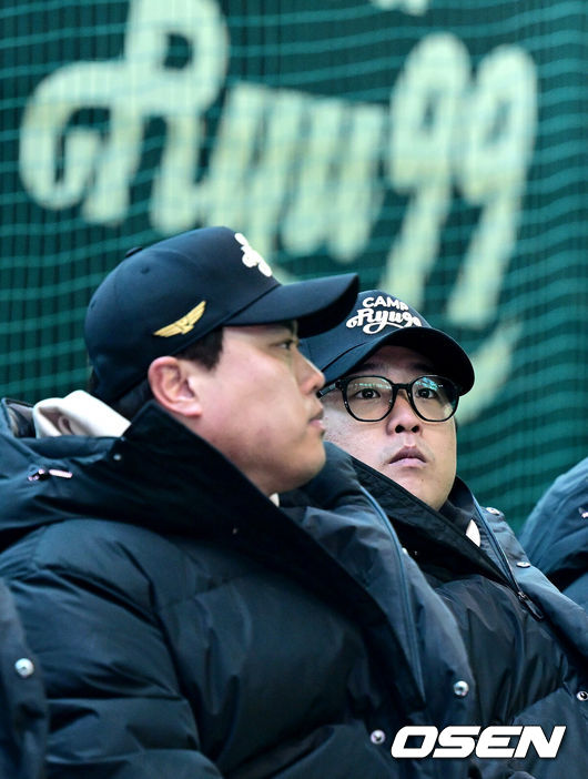 [OSEN=서산, 최규한 기자] 17일 충남 서산시 한화이글스2군훈련장에서 ‘제2회 2025 류현진재단 유소년 야구캠프 CAMP RYU99’가 열렸다.지난해 이어 두 번째 개최되는 CAMP RYU99에는 대전·충남 지역 초등학교 야구부 5학년 학생 50명이 참가했다. 이날 야구캠프는 류현진 이사장을 비롯해양의지(두산 베어스), 황재균(KT 위즈),박건우(NC 다이노스),오지환(LG 트윈스), 강백호, 문동주, 문현빈(이상 한화 이글스), 장민재, 김진영(이상 전 한화 이글스), 장세홍 전문 트레이너 등 총 11명의 전·현직 야구선수 및 코치가 참여해 유소년 선수들을 지도하며 뜻깊은 시간을 가졌다.한화 류현진과 강백호가 유소년 선수들과의 만남을 준비하고 있다. 2025.12.17 / dreamer@osen.co.kr