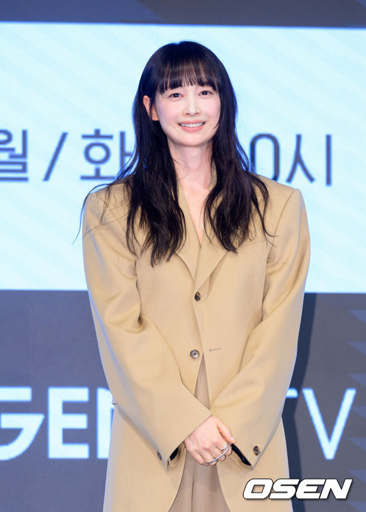 [OSEN=이대선 기자] 26일 오후 서울 구로구 더세인트 그랜드볼룸에서 ENA 월화드라마 ‘아너 : 그녀들의 법정’ 제작발표회가 열렸다.ENA 월화드라마 ‘아너 : 그녀들의 법정’은 거대한 스캔들이 되어 돌아온 과거에 정면 돌파로 맞서는 세 여성 변호사의 미스터리 추적극이다.배우 이나영이 포토타임을 가지고 있다. 2026.01.26 /sunday@osen.co.kr