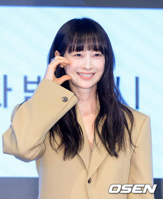 [OSEN=이대선 기자] 26일 오후 서울 구로구 더세인트 그랜드볼룸에서 ENA 월화드라마 ‘아너 : 그녀들의 법정’ 제작발표회가 열렸다.ENA 월화드라마 ‘아너 : 그녀들의 법정’은 거대한 스캔들이 되어 돌아온 과거에 정면 돌파로 맞서는 세 여성 변호사의 미스터리 추적극이다.배우 이나영이 포토타임을 가지고 있다. 2026.01.26 /sunday@osen.co.kr