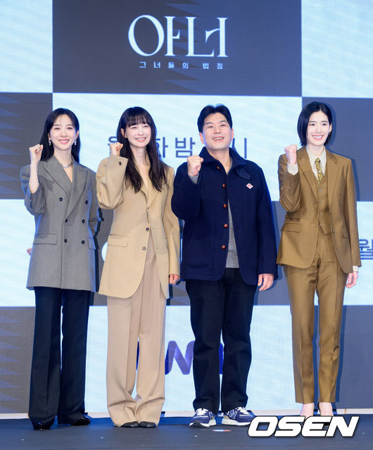 [OSEN=이대선 기자] 26일 오후 서울 구로구 더세인트 그랜드볼룸에서 ENA 월화드라마 ‘아너 : 그녀들의 법정’ 제작발표회가 열렸다.ENA 월화드라마 ‘아너 : 그녀들의 법정’은 거대한 스캔들이 되어 돌아온 과거에 정면 돌파로 맞서는 세 여성 변호사의 미스터리 추적극이다.배우 이청아, 이나영, 박건호 감독, 정은채가 포토타임을 가지고 있다. 2026.01.26 /sunday@osen.co.kr