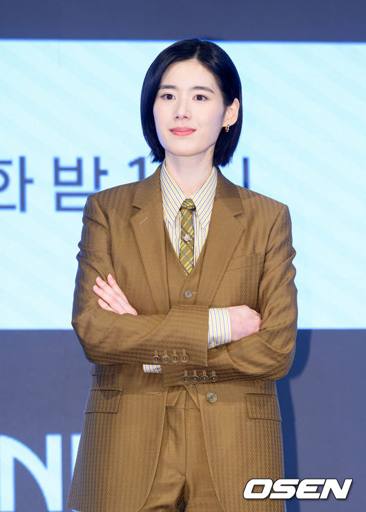 [OSEN=이대선 기자] 26일 오후 서울 구로구 더세인트 그랜드볼룸에서 ENA 월화드라마 ‘아너 : 그녀들의 법정’ 제작발표회가 열렸다.ENA 월화드라마 ‘아너 : 그녀들의 법정’은 거대한 스캔들이 되어 돌아온 과거에 정면 돌파로 맞서는 세 여성 변호사의 미스터리 추적극이다.배우 정은채가포토타임을 가지고 있다. 2026.01.26 /sunday@osen.co.kr