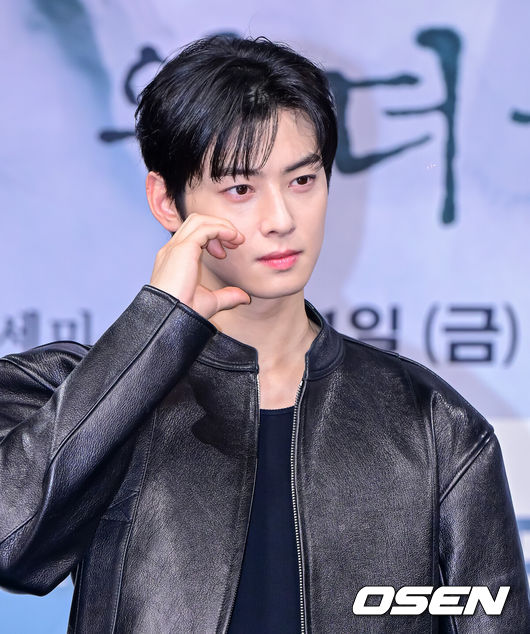 [OSEN=지형준 기자] 29일 오후 서울 상암동 MBC 골든마우스홀에서 새 금토드라마 ‘원더풀 월드’ 제작발표회가 열렸다.‘원더풀 월드는아들을 죽인 살인범을 직접 처단한 은수현(김남주 분)이 그날에 얽힌 미스터리한 비밀을 파헤쳐 가는 휴먼 미스터리 드라마.배우 차은우가 포토타임을 하고 있다. 2024.02.29 /jpnews@osen.co.kr