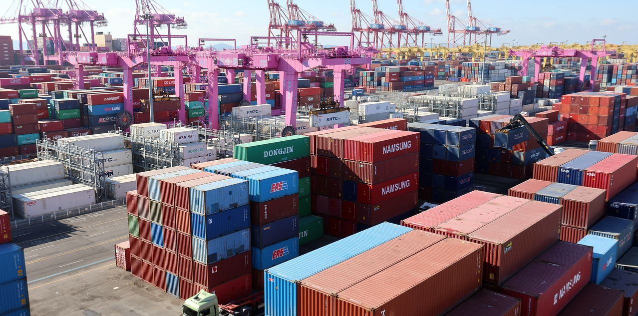 인천 연수구 인천신항 컨테이너 터미널에 컨테이너가 쌓여 있다. 뉴시스