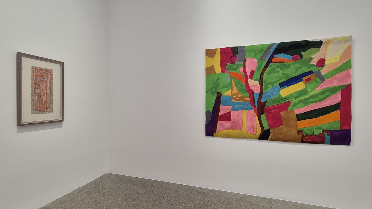 서울 도산대로 화이트 큐브 서울의 ‘태양을 만나다: 에텔 아드난과 이성자’ 전시장 안쪽에 이성자의 판화 '풀잎에 맹세하다'(1962ㆍ왼쪽)와 에텔 아드난의 '여름 공원'(2021)이 함께 걸렸다. 권근영