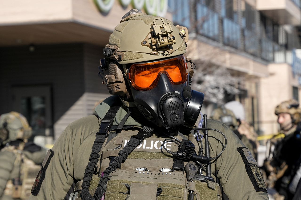 현지시간 24일, 미국 미네소타주 미니애폴리스에서 연방 이민 당국 요원들이 연루된 총격 사건 현장에 있는 연방 요원. 로이터=연합뉴스