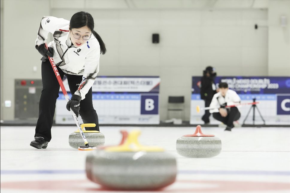 남녀 1명씩 2명이 팀을 이뤄 8엔드, 엔드당 5스톤을 던지는 컬링 믹스더블은 김선영·정영석 선수가 출전한다. 