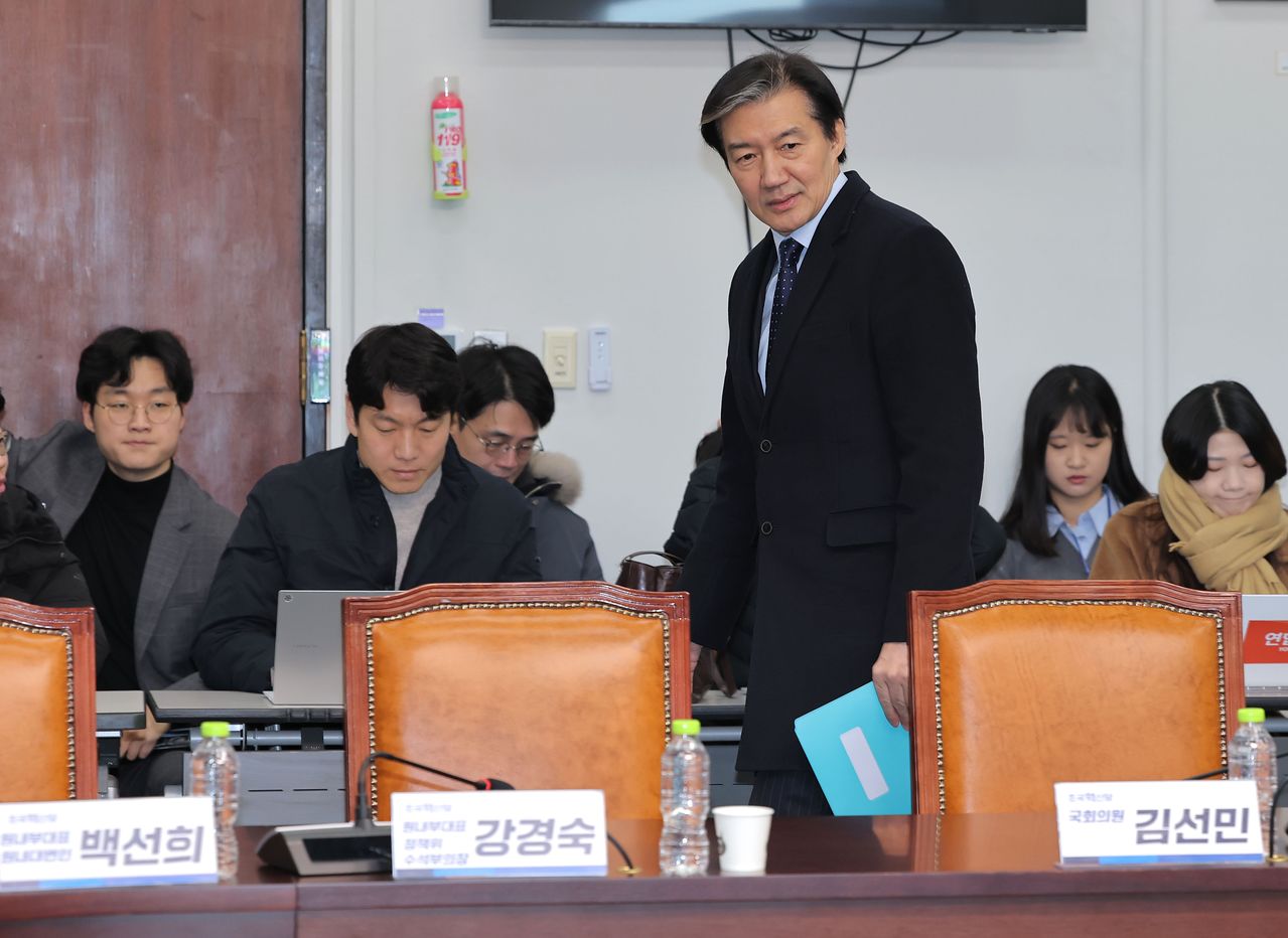 조국혁신당 조국 대표가 24일 서울 여의도 국회에서 더불어민주당 정청래 대표의 합당 제안 관련 논의를 위해 열린 긴급 의원총회에 참석하고 있다. 연합뉴스 