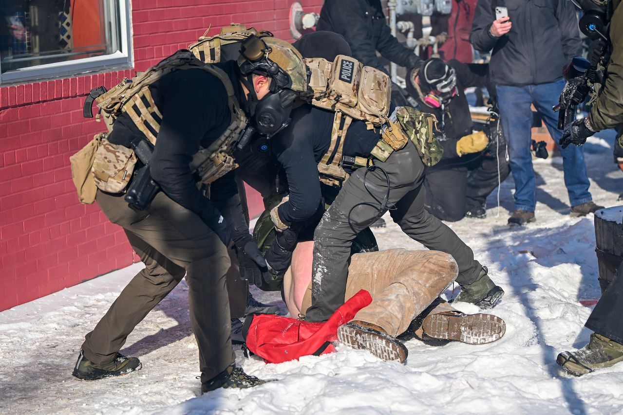 현지시간 24일 미국 미네소타주 미니애폴리스에서 치명적 총격 사건 이후 발생한 대치 상황에서 연방 요원이 시위자를 체포하고 있다. EPA=연합뉴스