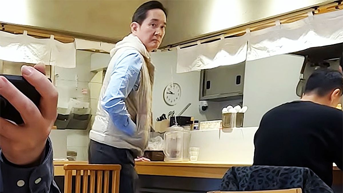 이재용 삼성전자 회장을 닮은 남성이 일본 라멘집에서 목격됐다. 유튜브 캡쳐