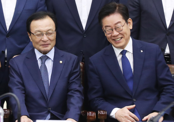 2018년 이 전 총리가 이재명 당시 경기지사와 예산정책협의회 후 미소를 짓고 있다. [연합뉴스]