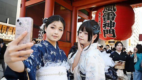 기모노를 입은 두 명의 중국인 관광객이 지난해 11월 15일 도쿄 아사쿠사 지역 유명 관광지인 센소지를 방문해 기념 사진을 촬영하고 있다. 중국은 일본의 신임 총리가 대만에 대한 가상 공격 상황에 대해 언급한 뒤 외교적 갈등이 촉발되자 자국민에게 일본 여행 자제를 권고했다. AFP=연합뉴스