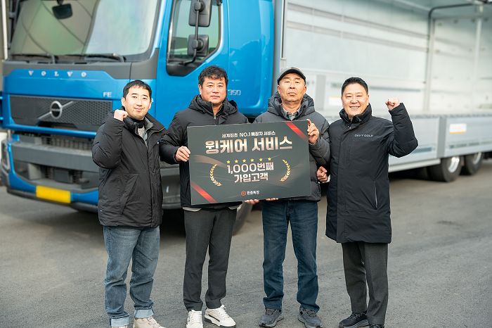  한중특장 윙케어 서비스가 누적 가입고객 1000건을 돌파했다. 왼쪽부터 한중특장 김현동 이사, 이길호 대표, 양후석 차주, 정민찬 부장. 사진=한중특장