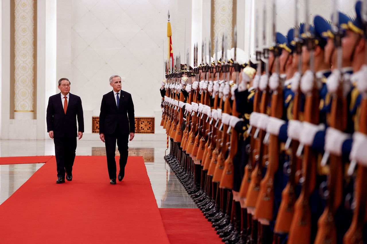 지난 15일 중국 베이징 인민대회당에서 열린 공식 환영식에서 캐나다의 마크 카니 총리와 중국의 리창 총리가 2017년 이후 처음으로 중국을 방문한 캐나다 총리의 첫 방문을 기념하며 의장대를 사열하고 있다. 로이터=연합뉴스