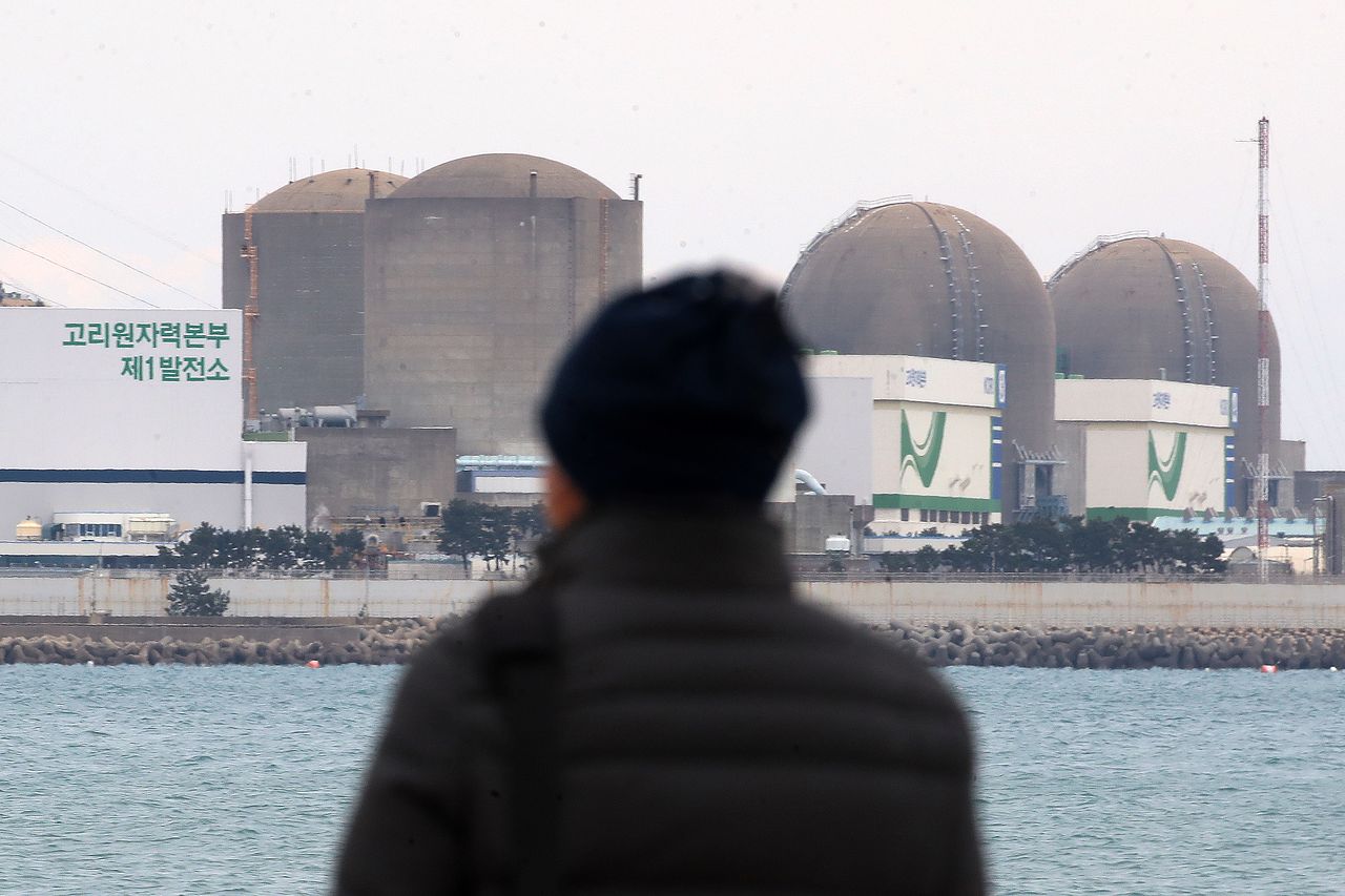 정부가 26일 대형원전 2기와 소형모듈원전(SMR) 1기 건설을 포함한 신규 원전 계획을 지난해 초 윤석열 정부에서 확정했던 제11차 전력수급기본계획대로 이어가기로 했다. 사진은 이날 부산 기장군 장안읍 고리 1, 2, 3, 4호기 모습. 뉴스1