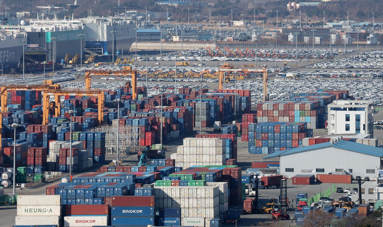 경기 평택시 포승읍 평택항에 수출용 컨테이너가 쌓여있는 모습. 뉴스1