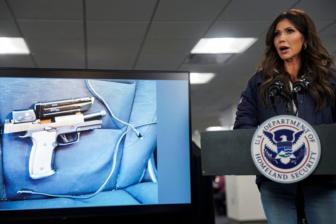 크리스티 놈 미국 국토안보부 장관이 현지시간 24일 미국 워싱턴 연방재난관리청(FEMA) 국가대응조정센터에서 열린 기자회견에서, 사망한 프레티의 것으로 추정되는 권총 사진을 제시하며 프레티에 대한 총격이 정당방위였다고 주장하고 있다. 로이터=연합뉴스