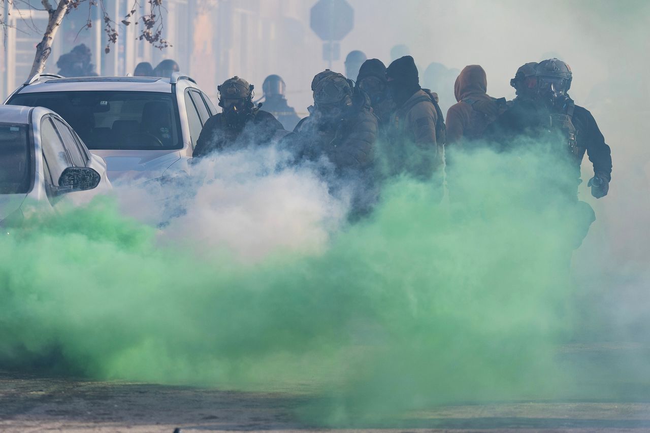 24일(현지시간) 미네아폴리스에서 연방 요원들이 시위대에게 최루 가스를 발사하고 있다. AP=연합뉴스
