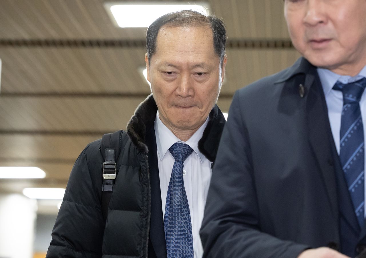 12.3 비상계엄 해제 직후 안가 회동과 관련해 국회에서 위증한 혐의를 받는 이완규 전 법제처장이 26일 서울 서초구 서울중앙지방법원에서 열린 1차 공판에 출석하고 있다. 뉴스1