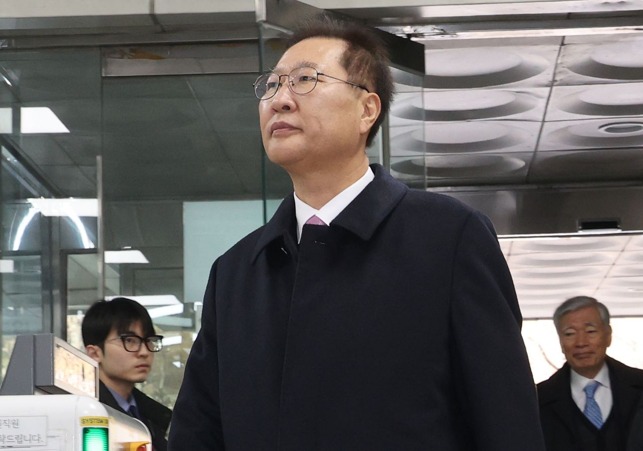 박성재 전 법무부 장관이 26일 서울 서초구 서울중앙지법에서 열린 내란 중요임무 종사 및 직권남용, 부정청탁금지법 위반 혐의 사건의 첫 공판 기일에 출석하고 있다. 뉴스1