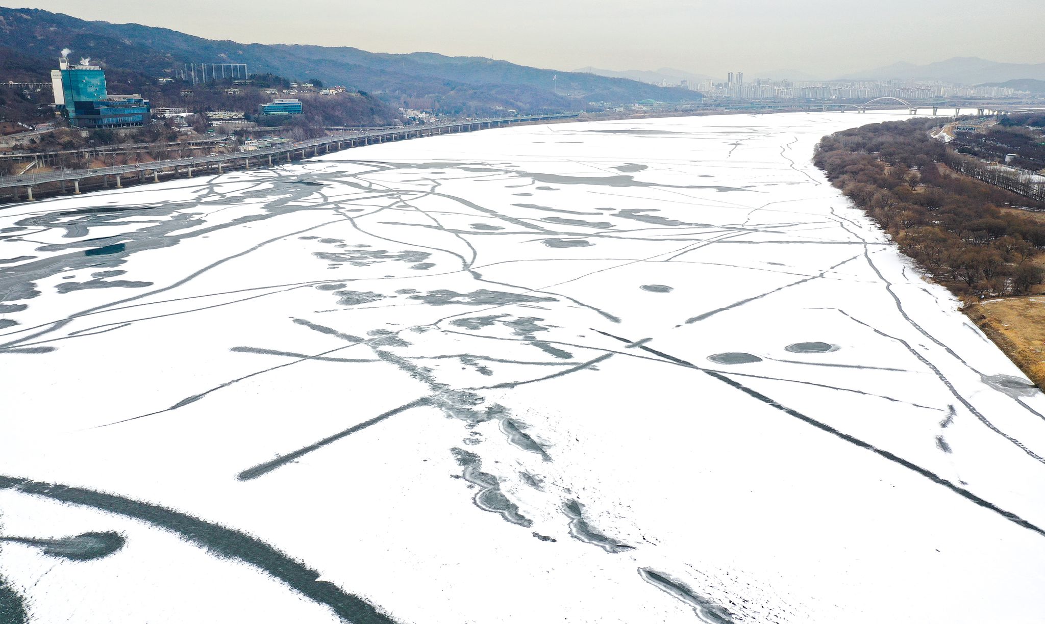 한파가 지속되고 있는 26일 서울 광진교 상류 쪽 한강이 얼어 있다. 뉴시스