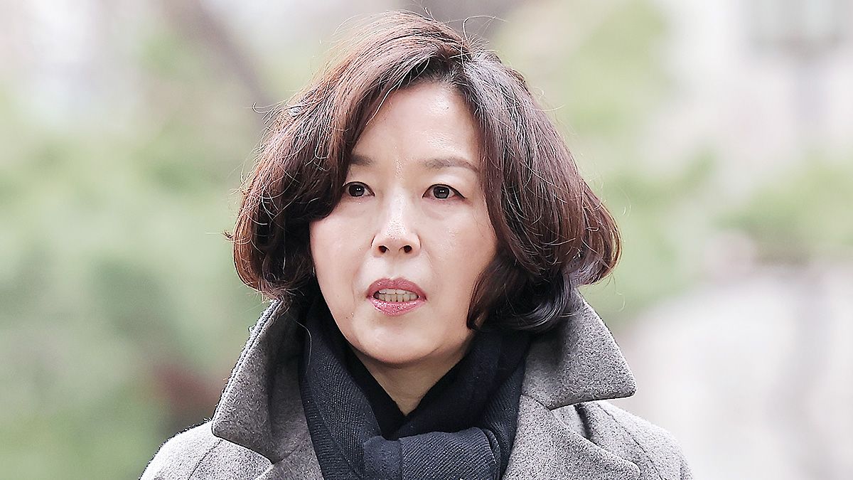 ‘공천 헌금’ 의혹을 받는 김경 서울시의원이 지난 18일 서울 마포구 서울경찰청 광역수사단 공공범죄수사대에서 피의자 신분으로 경찰 조사를 받기 위해 출석하며 취재진의 질문에 답하고 있다. 뉴스1