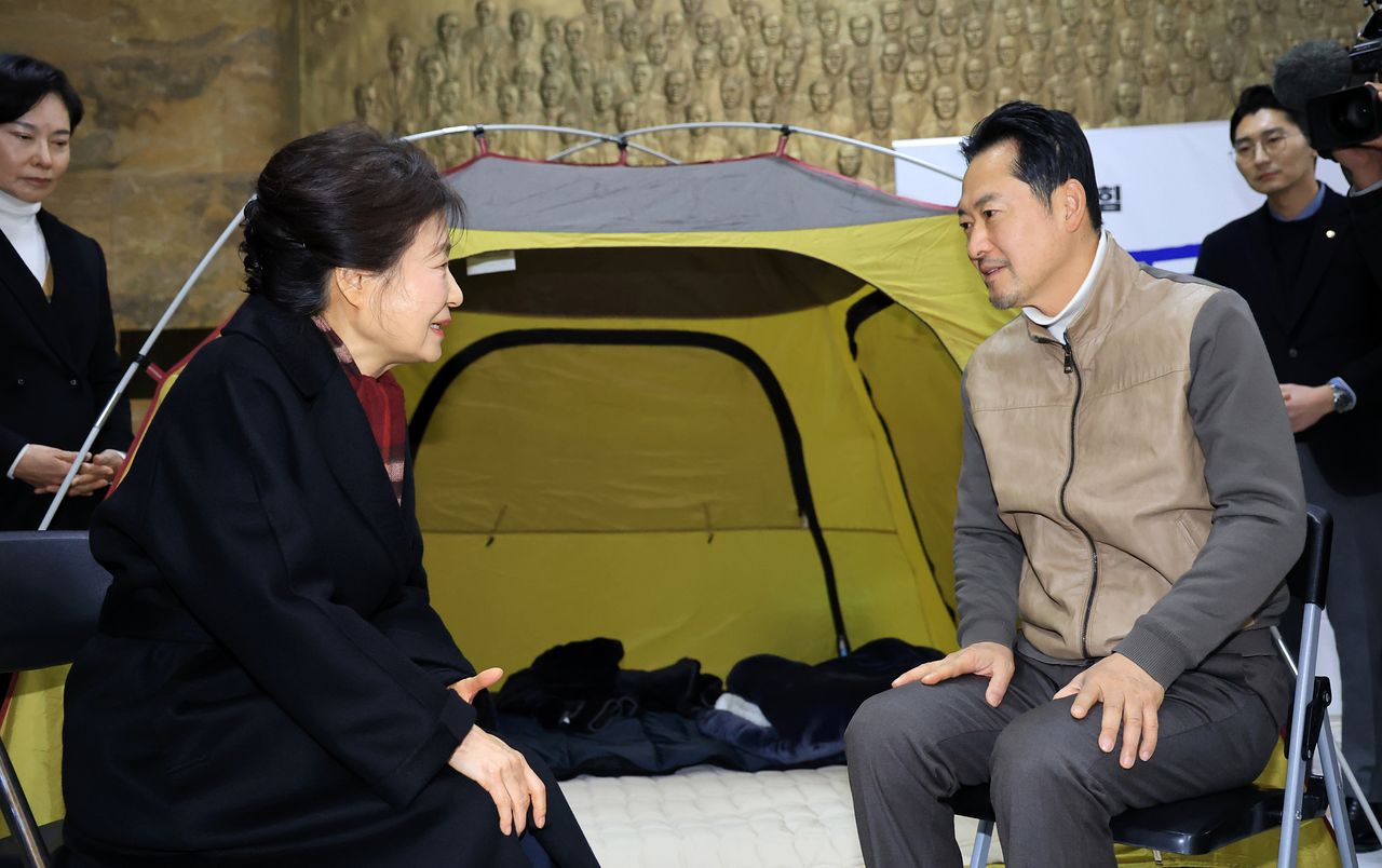 박근혜 전 대통령이 22일 서울 여의도 국회 로텐더홀에서 통일교·공천헌금 '쌍특검' 수용을 요구하며 8일째 단식 중인 국민의힘 장동혁 대표를 찾아 대화를 나누고 있다. 뉴스1