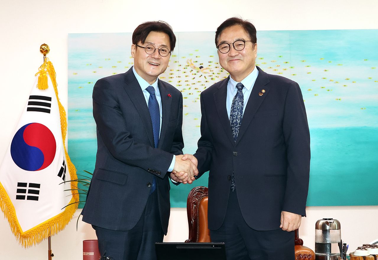 우원식 국회의장이 26일 국회 의장실에서 홍익표 청와대 정무수석을 만나 반갑게 악수하고 있다. 연합뉴스