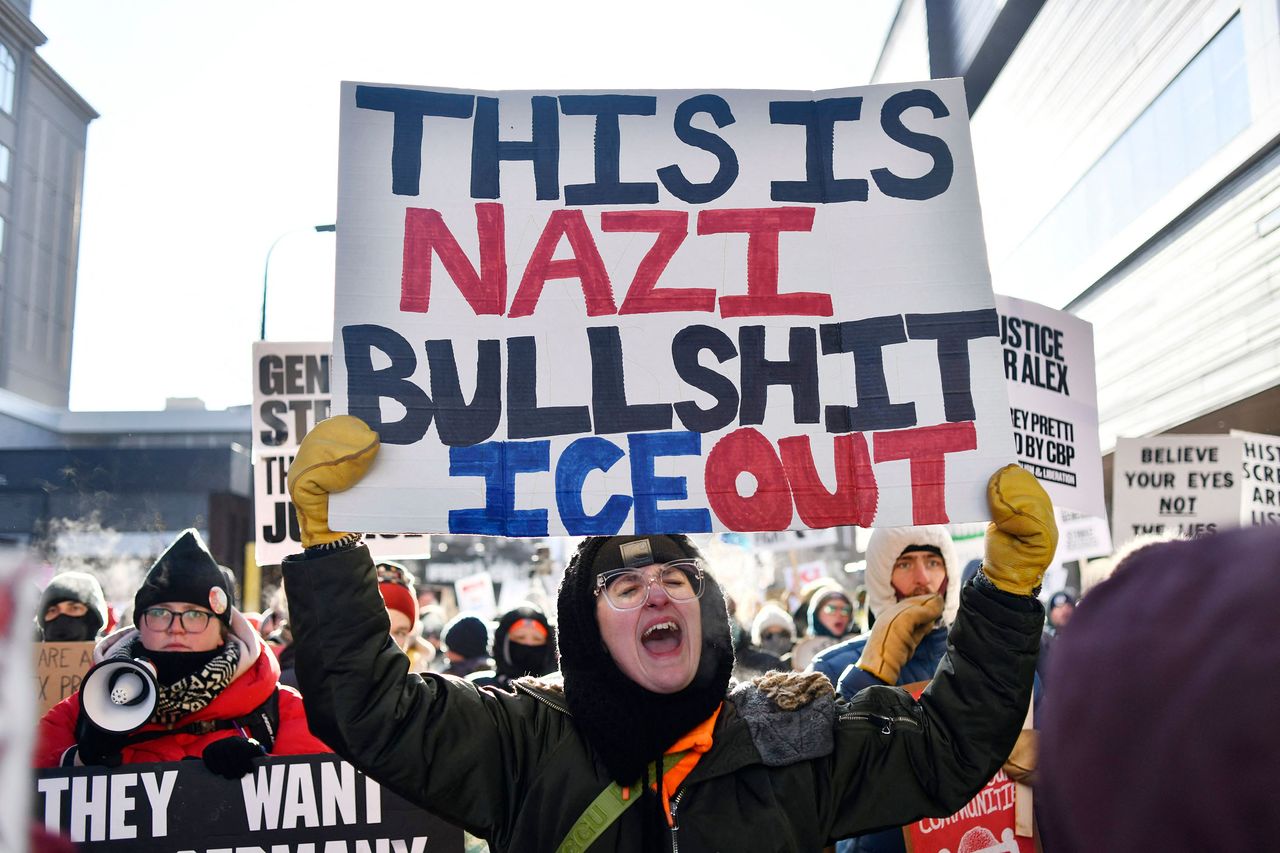 현지시간 25일 미네소타주 미니애폴리스에서 연방 이민 단속 작전 중 이민세관집행국(ICE) 요원들이 37세 중환자실 간호사 알렉스 프레티를 사살한 사건 이후, 시위대가 시내 중심가에 모여 ICE의 미네소타 철수를 요구하고 있다. AFP=연합뉴스