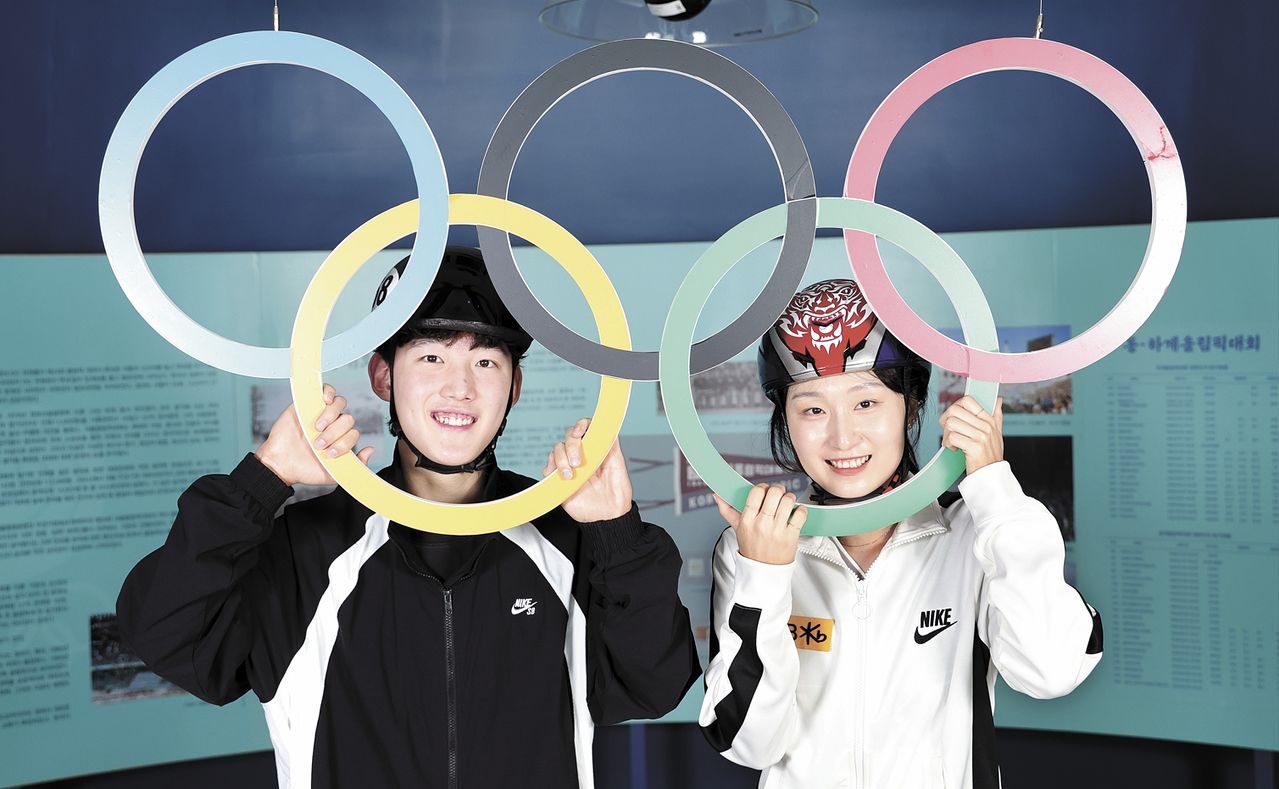  쇼트트랙 국가대표 임종언(왼쪽)·최민정 선수가 올림픽 오륜기를 들고 환하게 웃었다. 