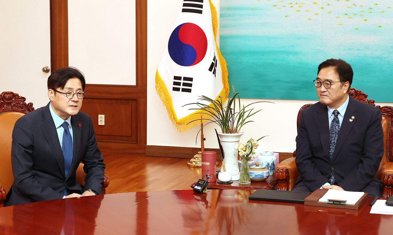  홍익표 청와대 정무수석(왼쪽)이 26일 국회 의장실에서 우원식 국회의장을 예방, 얘기를 나누고 있다. 연합뉴스