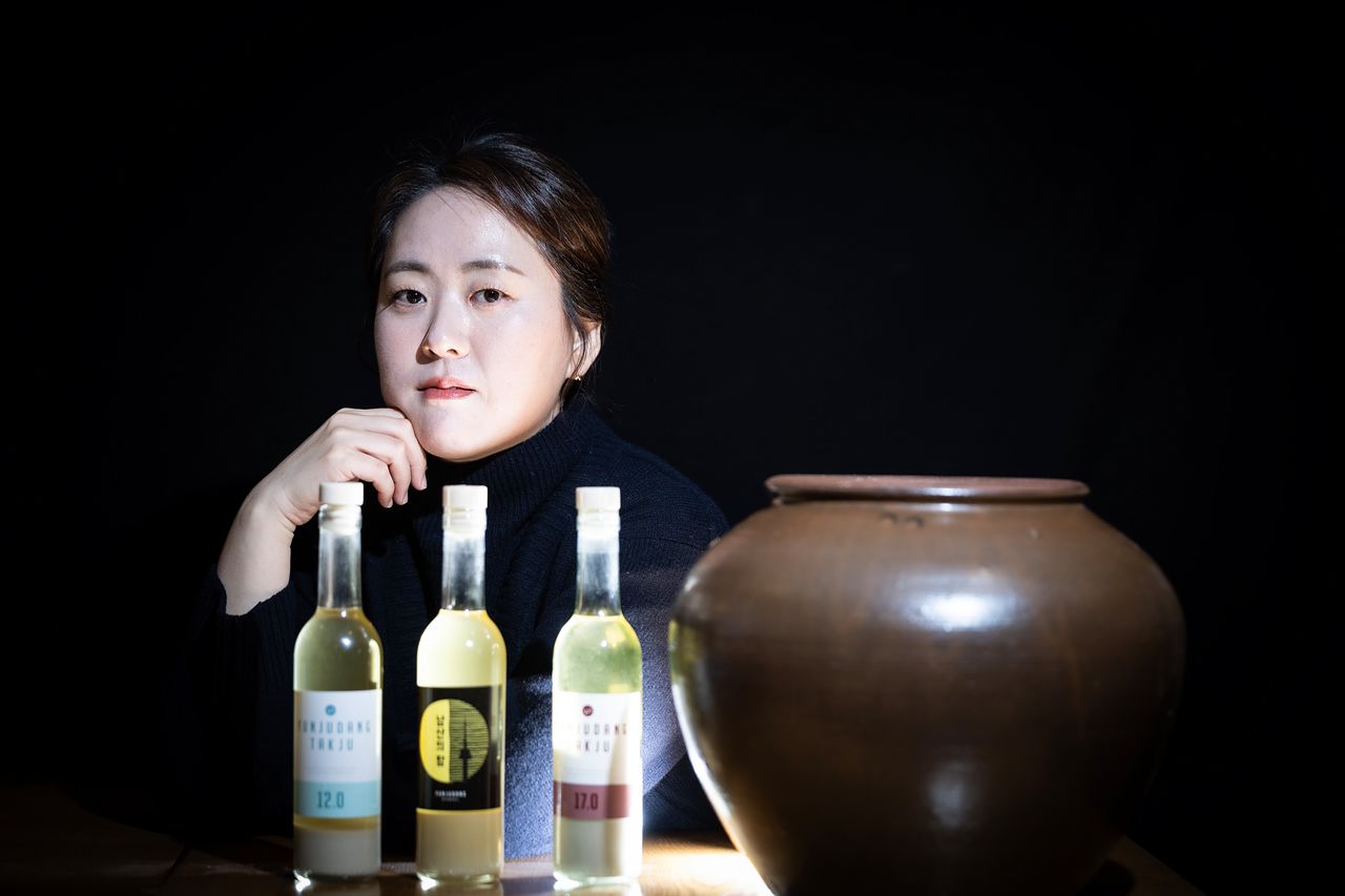 윤주모가 직접 개발한 술. 왼쪽부터 '윤주당 탁주 12도', '남산의 밤', '윤주당 탁주 17도'다. 