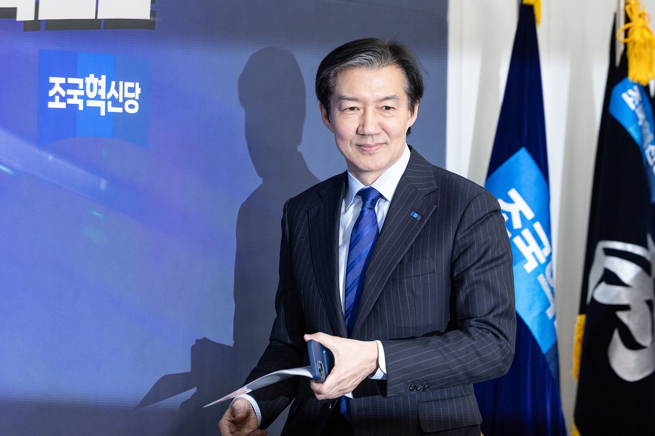 조국 조국혁신당 대표가 26일 서울 여의도 국회에서 열린 최고위원회의에 참석하고 있다. 뉴스1